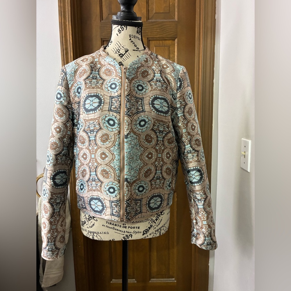 H & M cropped Geometric Patterned Jacket. Size 10. With working zipper&Pockets